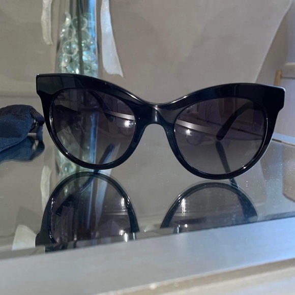 Dolce&Gabbana sunglasses D&G comes with
Box eyewear cat style authentic - Picture 3 of 7